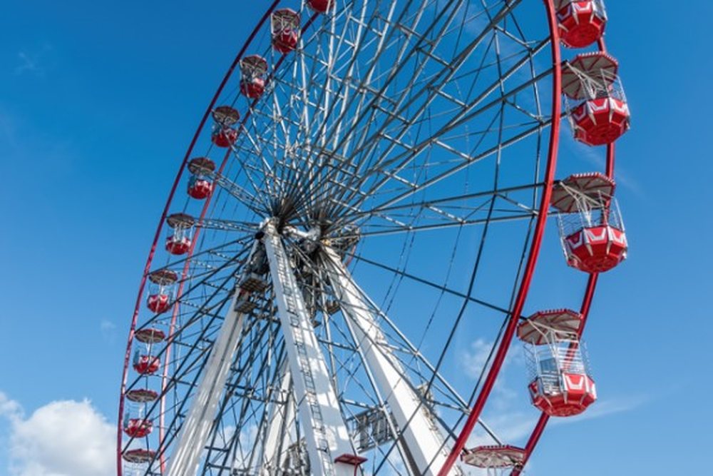 42m park ferris wheel with semi-closed cabins for family rides
