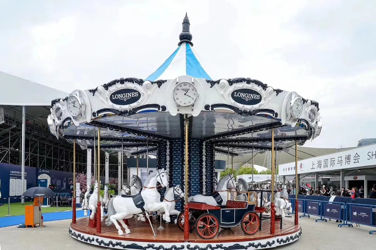 Carousel horse ride with upper drive transmission
