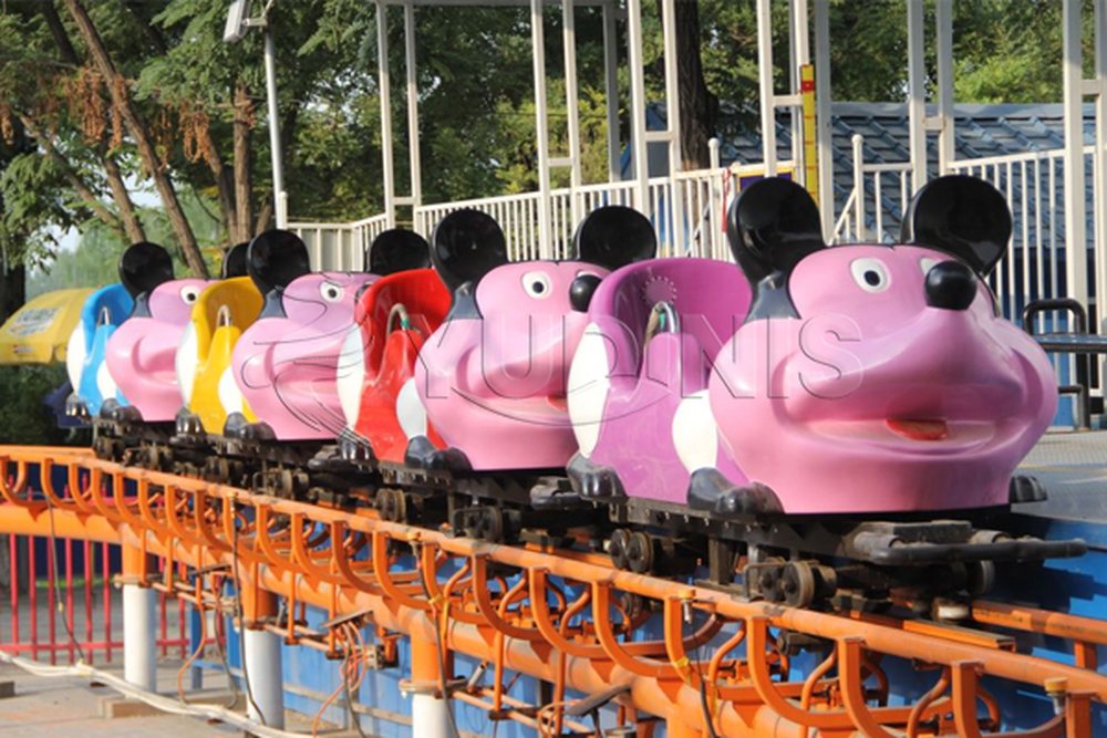 crazy mouse roller coaster spinning car on the tight bends
